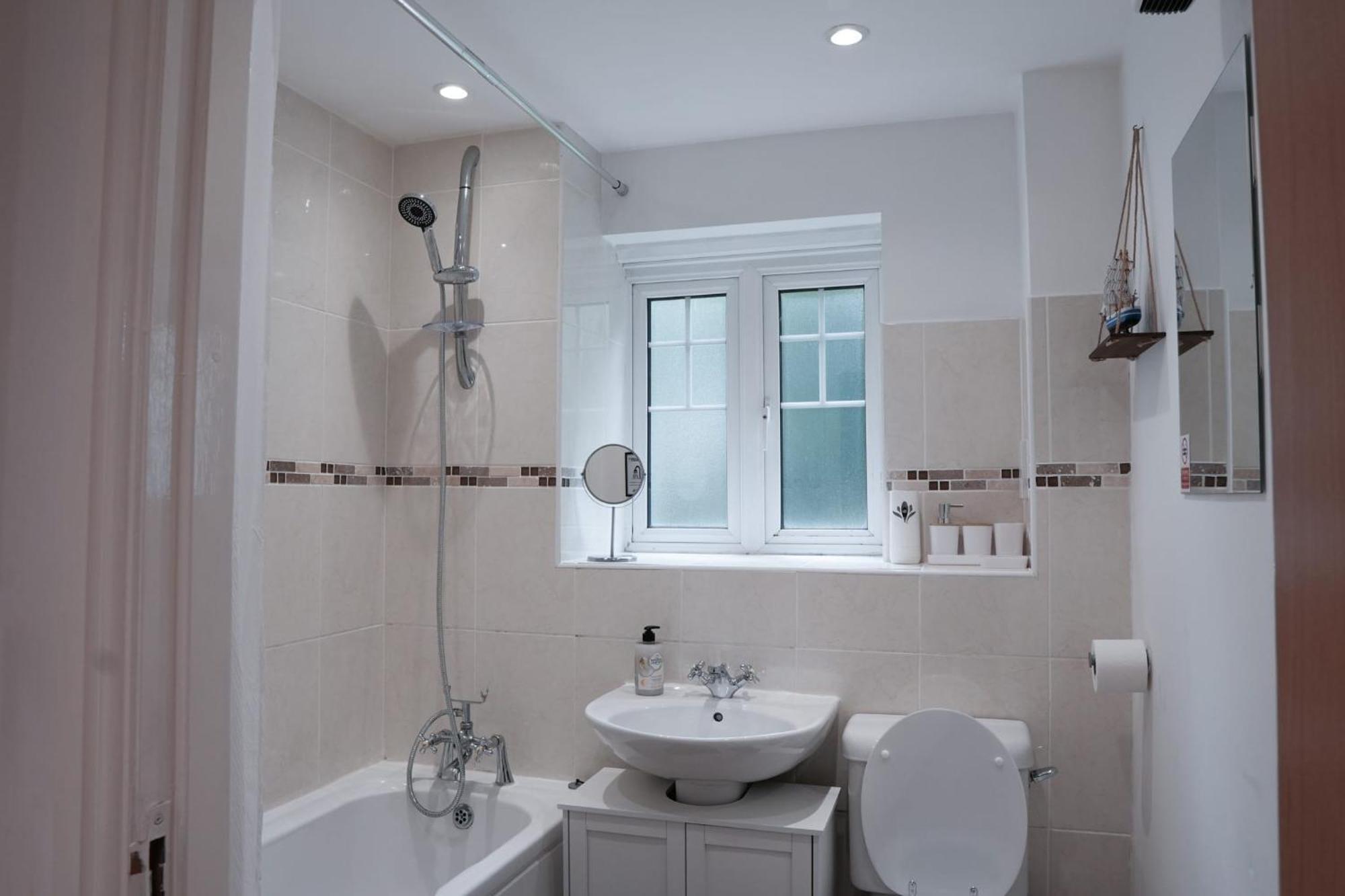 Whole 2-Bed Apartment - Contractors, Professionals, Ulez Free, Free Parking, B'Ham City 10Mins Birmingham Exterior photo
